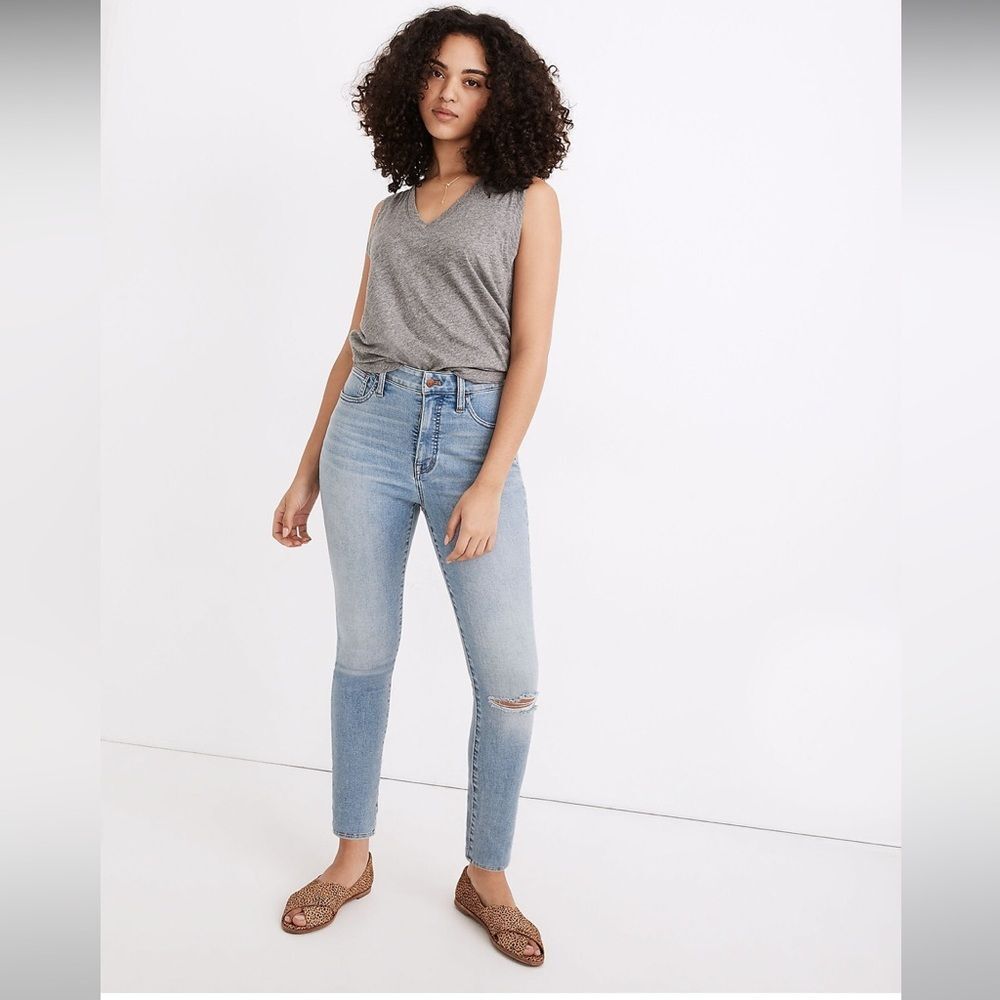 Madewell Petite Curvy Roadtripper Authentic Jeans in Benton Wash: Knee-Rip Editi